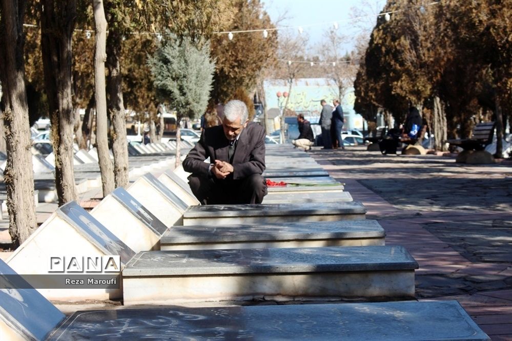 غبار روبی مزار شهدا به مناسبت دهه فجر در ارومیه