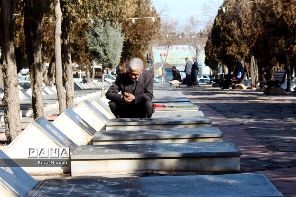 غبار روبی مزار شهدا به مناسبت دهه فجر در ارومیه