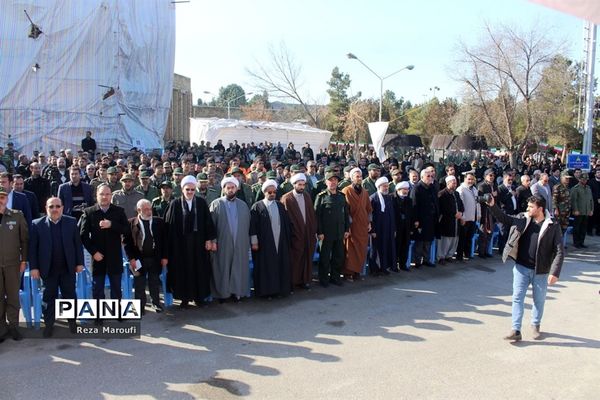 غبار روبی مزار شهدا به مناسبت دهه فجر در ارومیه