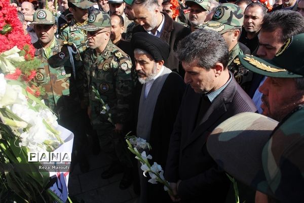 غبار روبی مزار شهدا به مناسبت دهه فجر در ارومیه