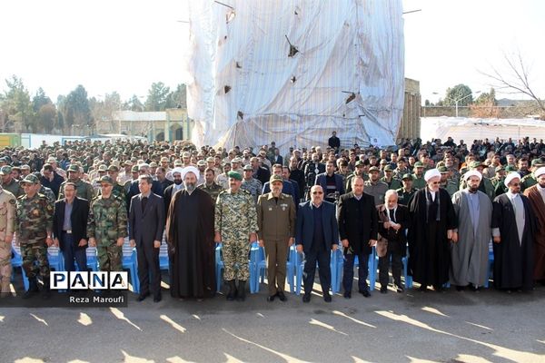 غبار روبی مزار شهدا به مناسبت دهه فجر در ارومیه