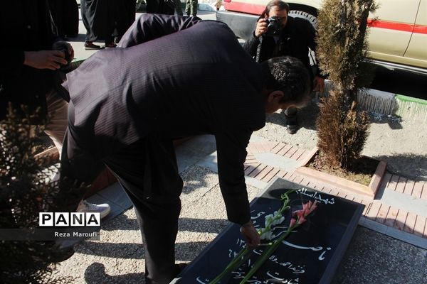 غبار روبی مزار شهدا به مناسبت دهه فجر در ارومیه