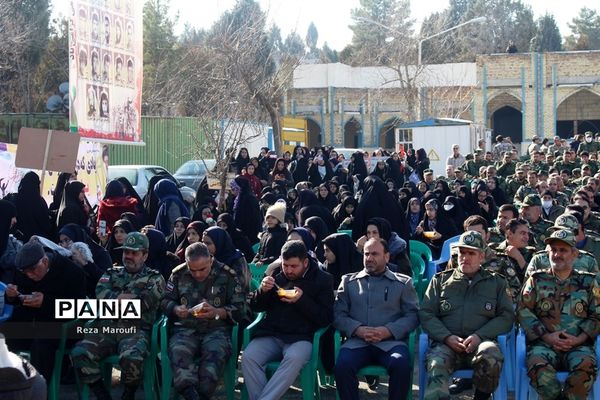 غبار روبی مزار شهدا به مناسبت دهه فجر در ارومیه