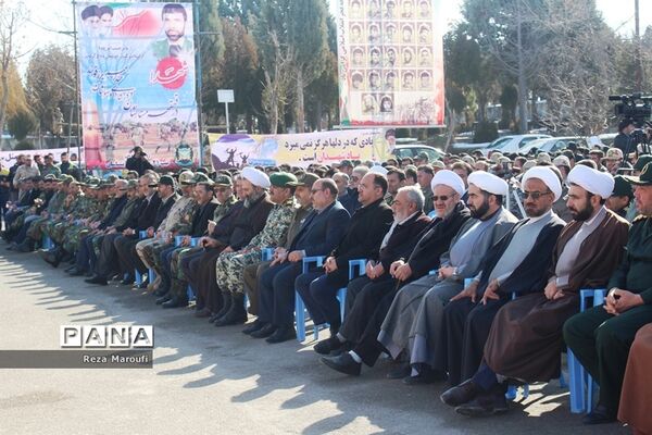 غبار روبی مزار شهدا به مناسبت دهه فجر در ارومیه