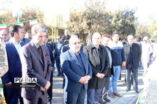 غبار روبی مزار شهدا به مناسبت دهه فجر در ارومیه