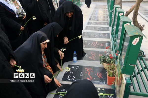 غبار روبی و عطر افشانی مزار شهدا به مناسبت دهه فجر منطقه یک
