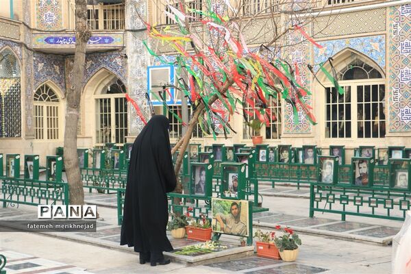 غبار روبی و عطر افشانی مزار شهدا به مناسبت دهه فجر منطقه یک