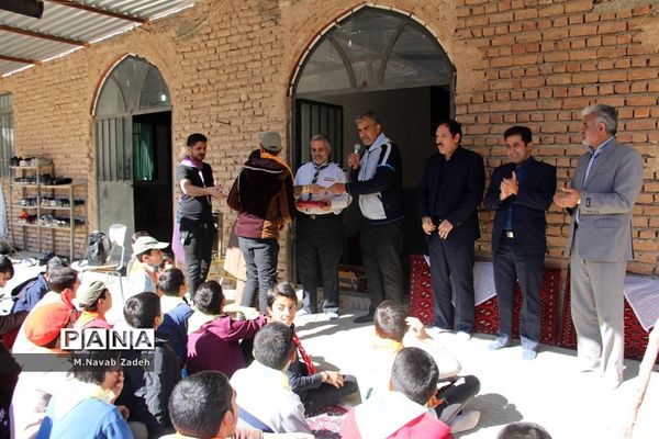 اهدای جوایز پیشتازان برتر سازمان دانش آموزی خراسان جنوبی