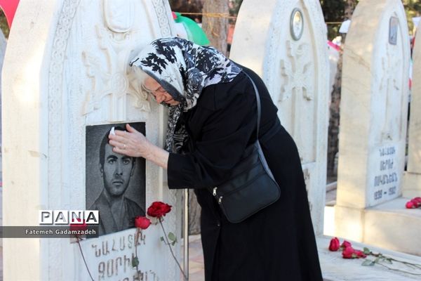 چهاردهمین آیین ملی عطر افشانی و گلباران مزار شهدای ادیان توحیدی