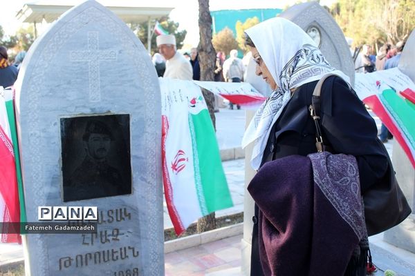 چهاردهمین آیین ملی عطر افشانی و گلباران مزار شهدای ادیان توحیدی