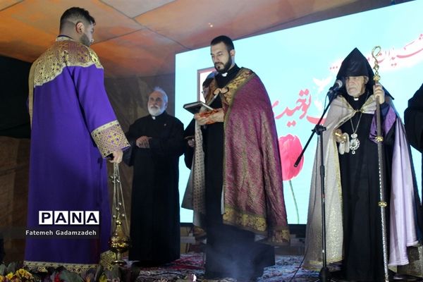 چهاردهمین آیین ملی عطر افشانی و گلباران مزار شهدای ادیان توحیدی