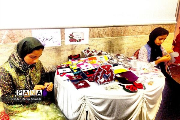 بازارچه هنرهای دستی دانش آموزی در شهرستان ملارد