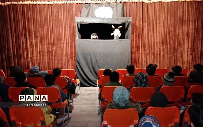 دانش آموزان از نمایش برتر استان در کانون پرورش فکری کودکان ونوجوانان کاشمربازدید کردند