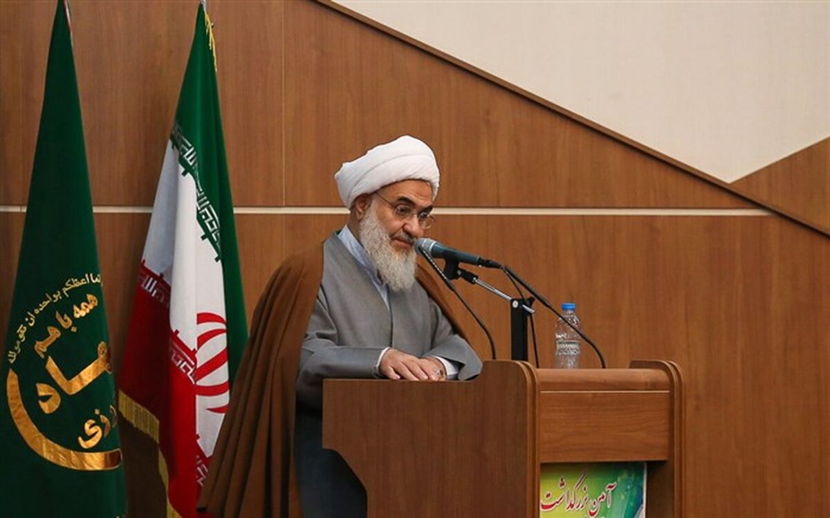 امام جمعه قزوین: جزیره‌ای در دین عمل نکنیم