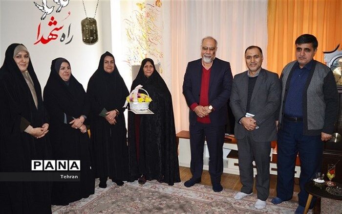 حضور مدیر منطقه ۲ در منزل خانواده شهدای منطقه۲