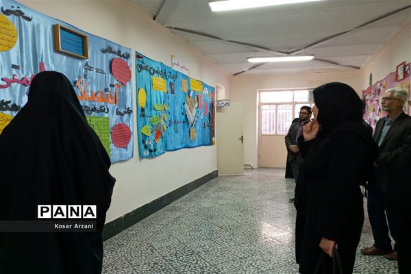 بازدید اولیا از نمایشگاه انقلاب دبیرستان فاطمه زهرا(س)