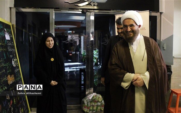 حاج علی اکبری: کتاب «آن مرد با باران می آید» خانواده‌محور، مدرسه‌محور و مسجدمحور  است