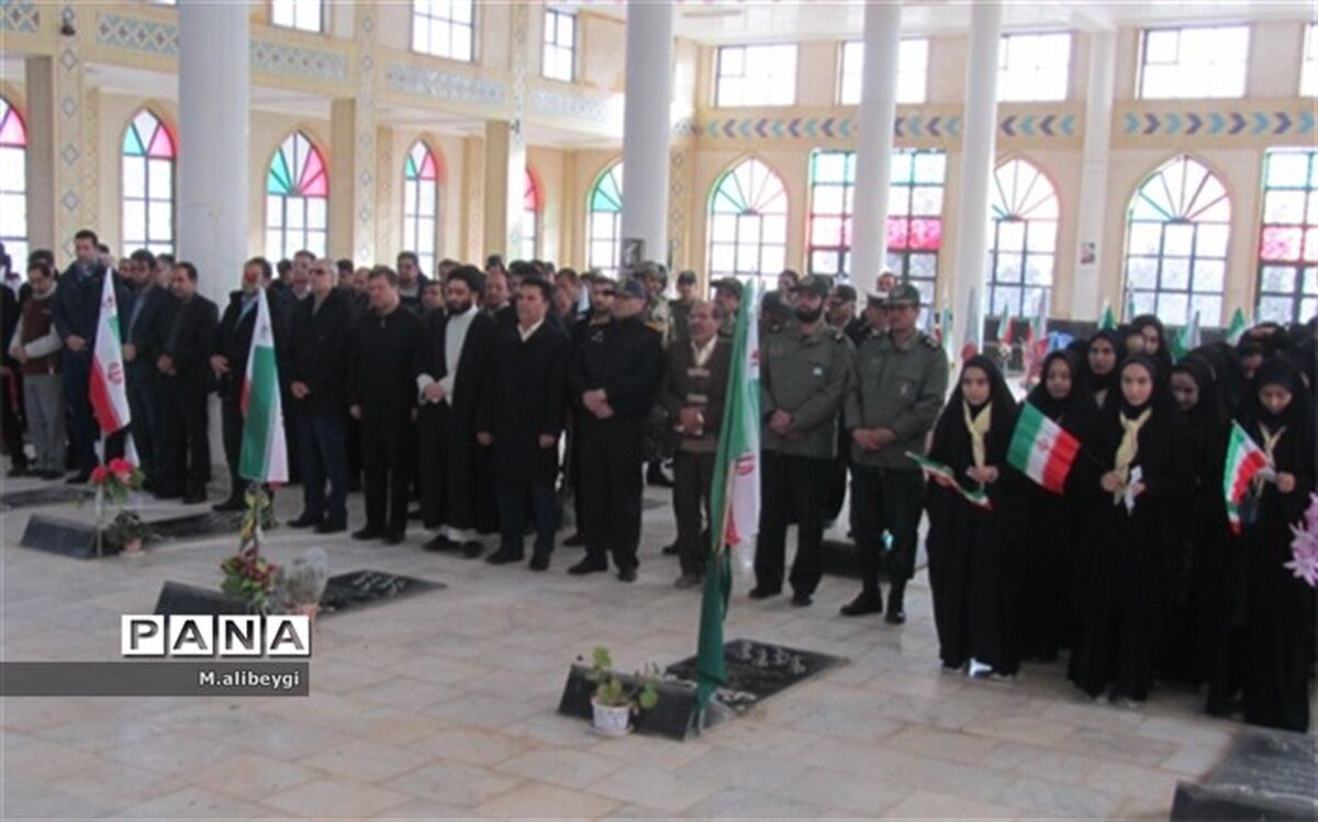 ادای احترام دانش آموزان دبیرستان مکتبی به شهدا