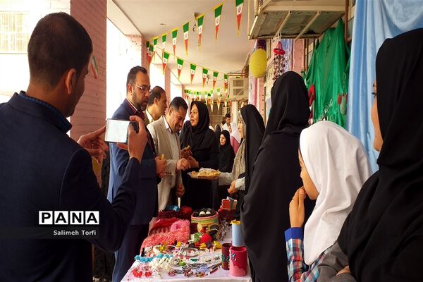جشنواره صنایع دستی و غذاهای سنتی به میزبانی هنرستان کاردانش طوبی در شهرستان حمیدیه