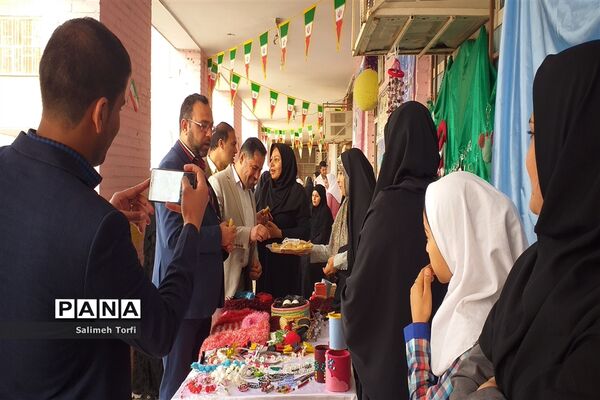 جشنواره صنایع دستی و غذاهای سنتی به میزبانی هنرستان کاردانش طوبی در شهرستان حمیدیه