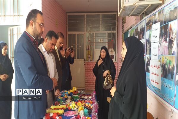 جشنواره صنایع دستی و غذاهای سنتی به میزبانی هنرستان کاردانش طوبی در شهرستان حمیدیه