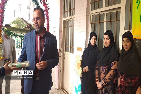 جشنواره صنایع دستی و غذاهای سنتی به میزبانی هنرستان کاردانش طوبی در شهرستان حمیدیه