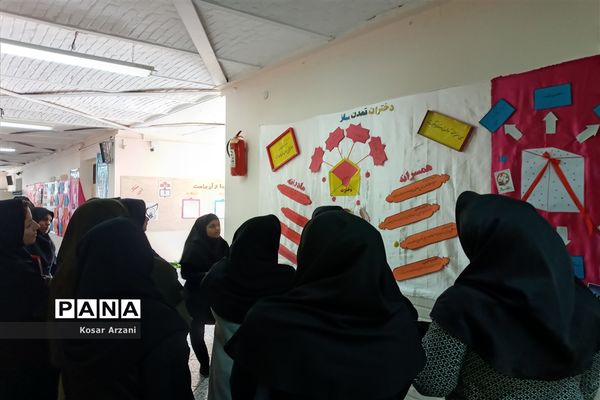 بازدید دبیران دبیرستان فاطمه زهرا (س) از نمایشگاه انقلاب