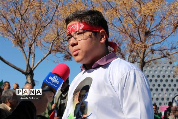 تجدید پیمان مردم شهرستان بیرجند با سالگرد اولین روز ورود امام خمینی