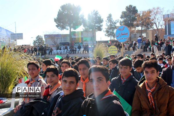 تجدید پیمان مردم شهرستان بیرجند با سالگرد اولین روز ورود امام خمینی