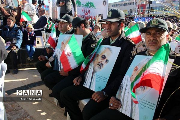 تجدید پیمان مردم شهرستان بیرجند با سالگرد اولین روز ورود امام خمینی