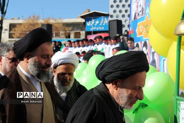 تجدید پیمان مردم شهرستان بیرجند با سالگرد اولین روز ورود امام خمینی