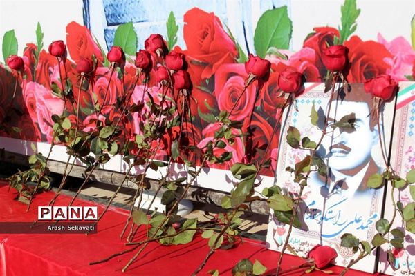 تجدید پیمان مردم شهرستان بیرجند با سالگرد اولین روز ورود امام خمینی