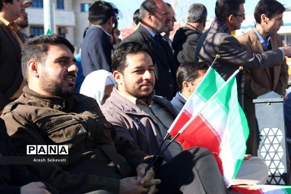 تجدید پیمان مردم شهرستان بیرجند با سالگرد اولین روز ورود امام خمینی