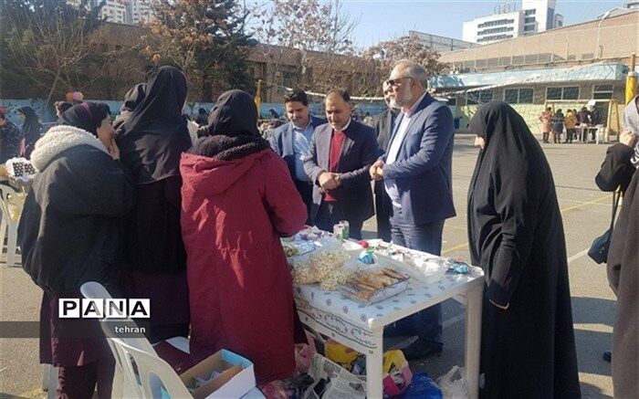 برپایی بازارچه خیریه توسط دانش آموزان  منطقه 2 به مناسبت دهه فجر