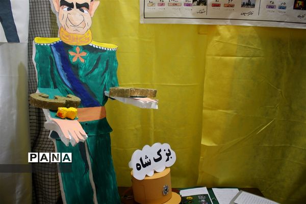 افتتاح نمایشگاه مدرسه انقلاب در آموزشگاه دخترانه شاهد نجابت