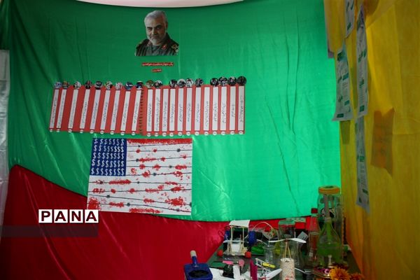 افتتاح نمایشگاه مدرسه انقلاب در آموزشگاه دخترانه شاهد نجابت