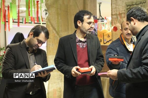 برگزاری نمایشگاه مدرسه انقلاب در دبیرستان دخترانه علمی همدان