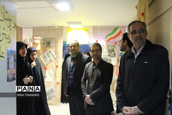 برگزاری نمایشگاه مدرسه انقلاب در دبیرستان دخترانه علمی همدان
