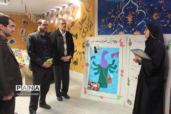 برگزاری نمایشگاه مدرسه انقلاب در دبیرستان دخترانه علمی همدان