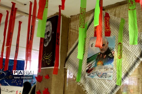 برگزاری نمایشگاه مدرسه انقلاب در دبیرستان دخترانه علمی همدان