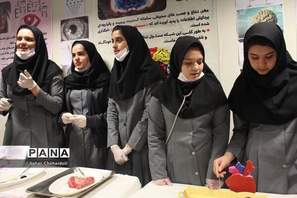 برگزاری نمایشگاه مدرسه انقلاب در دبیرستان دخترانه علمی همدان