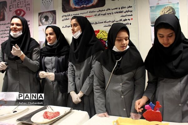 برگزاری نمایشگاه مدرسه انقلاب در دبیرستان دخترانه علمی همدان