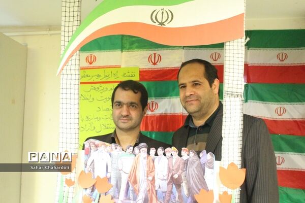 برگزاری نمایشگاه مدرسه انقلاب در دبیرستان دخترانه علمی همدان