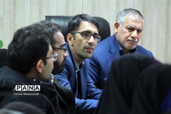 دیدار منتخبین تشکل‌های دانش آموزی با بخشدار چهاردانگه