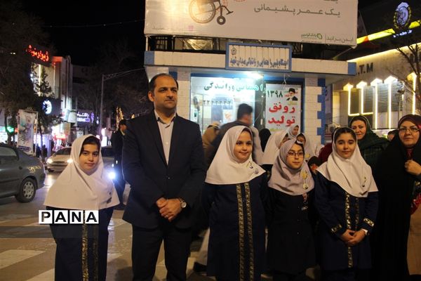 اجرای سرود خیابانی توسط دانش‌آموزان شهرستان بجنورد