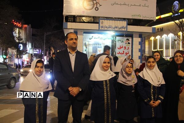 اجرای سرود خیابانی توسط دانش‌آموزان شهرستان بجنورد