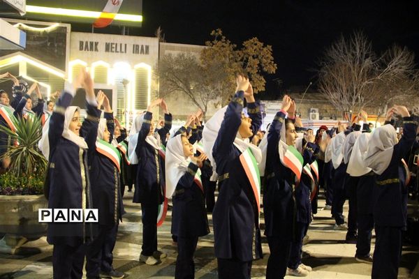 اجرای سرود خیابانی توسط دانش‌آموزان شهرستان بجنورد