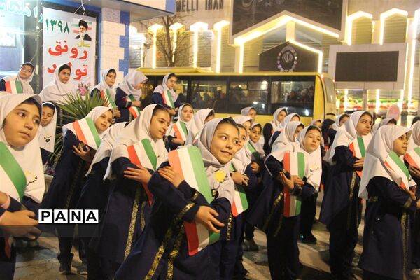 اجرای سرود خیابانی توسط دانش‌آموزان شهرستان بجنورد