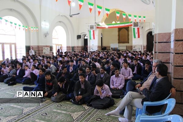برپایی جشن انقلاب  در دبیرستان ماندگار ایرانشهر