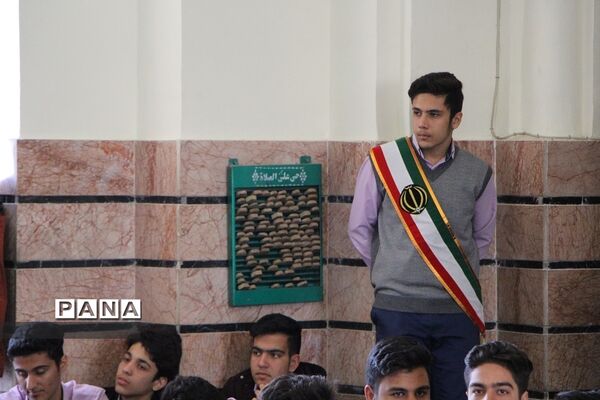 برپایی جشن انقلاب  در دبیرستان ماندگار ایرانشهر